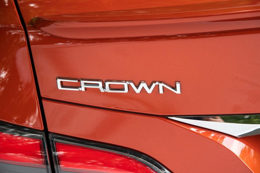 Логотип Toyota Crown RS Four 2018 года  (фото 3 из 10)